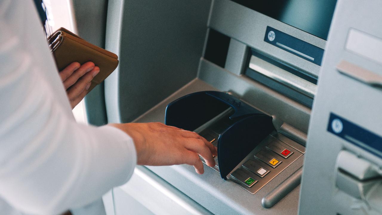 Cómo evitar que te roben la contraseña de la tarjeta de crédito en el cajero automático