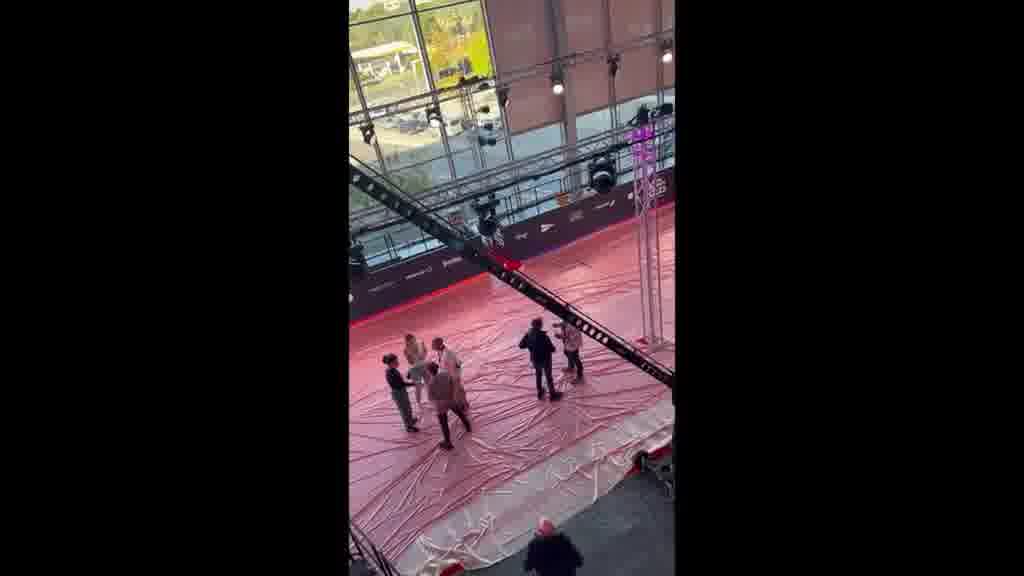 El vídeo de cómo se está montando la alfombra roja de los Latin GRAMMY en Sevilla