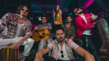 Taburete se suma a 'Sin Tus Estrellas' de Jenny And The Mexicats para ofrecer ritmo y diversión