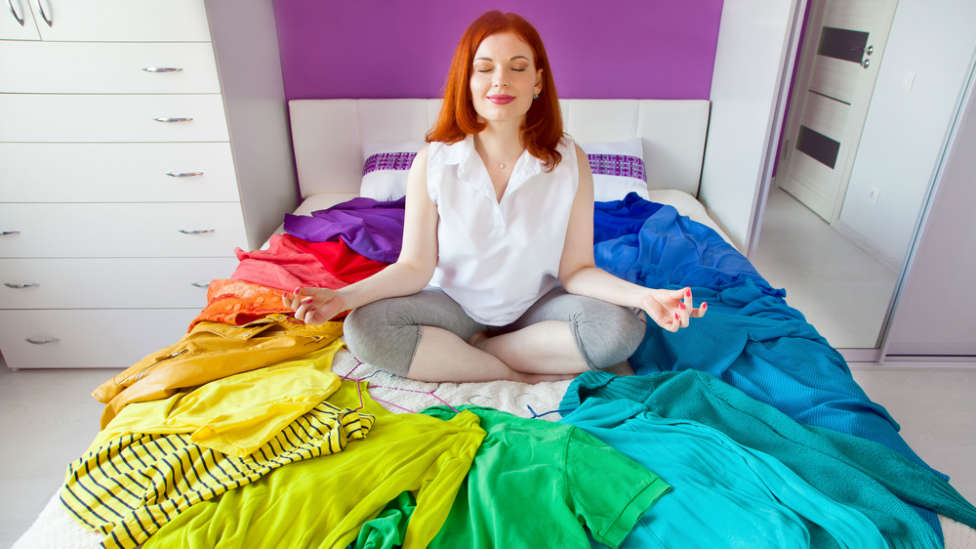 La psicología del color en la ropa: así puede influir en cómo irá tu día