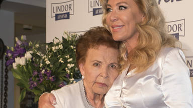 Norma Duval junto a su madre, Purificación Aguilera, recién fallecida, en una foto de 2016