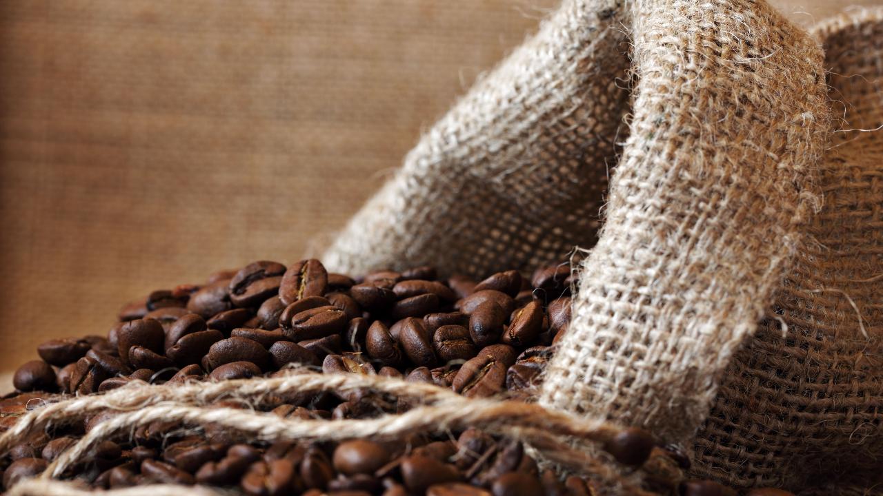 Por qué debes ponerte cacao en tu café: todos los efectos beneficiosos de esta mezcla