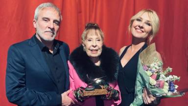 Gemma Cuervo recibe el premio de la Unión de Actores junto a sus hijos Fernando y Cayetana