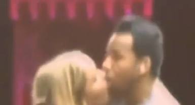 Una fan besa a Romeo Santos en pleno concierto