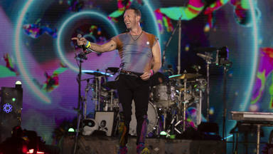 Del manotazo que ha recibido un fan a las recomendaciones del Ayuntamiento: Coldplay ya está en Barcelona