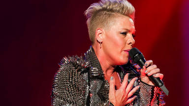 Pink y el mensaje con el que se disculpa por posponer dos conciertos por problemas médicos familiares