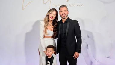 Lorena Gómez posa con René Ramos y su hijo en el 'photocall' de la presentación de 'Me vuelvo a la vida'