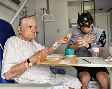 Octavi Pujades de superhéroe con su padre en el hospital