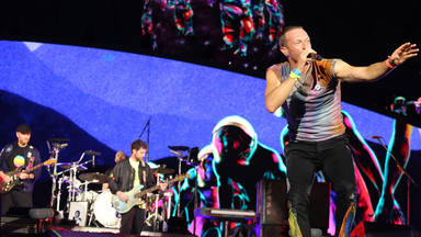Coldplay nos recuerda que "no estamos solos" en su nuevo tema: el canto al amor de 'feelslikeimfallinginlove'