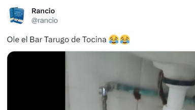 Las redes sociales se rinden a este cartel en la puerta del baño de un bar que se ha hecho viral