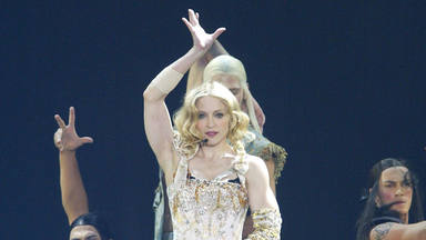 Madonna actuando en el 'Great Western Forum' de Los Angeles, California en 2004