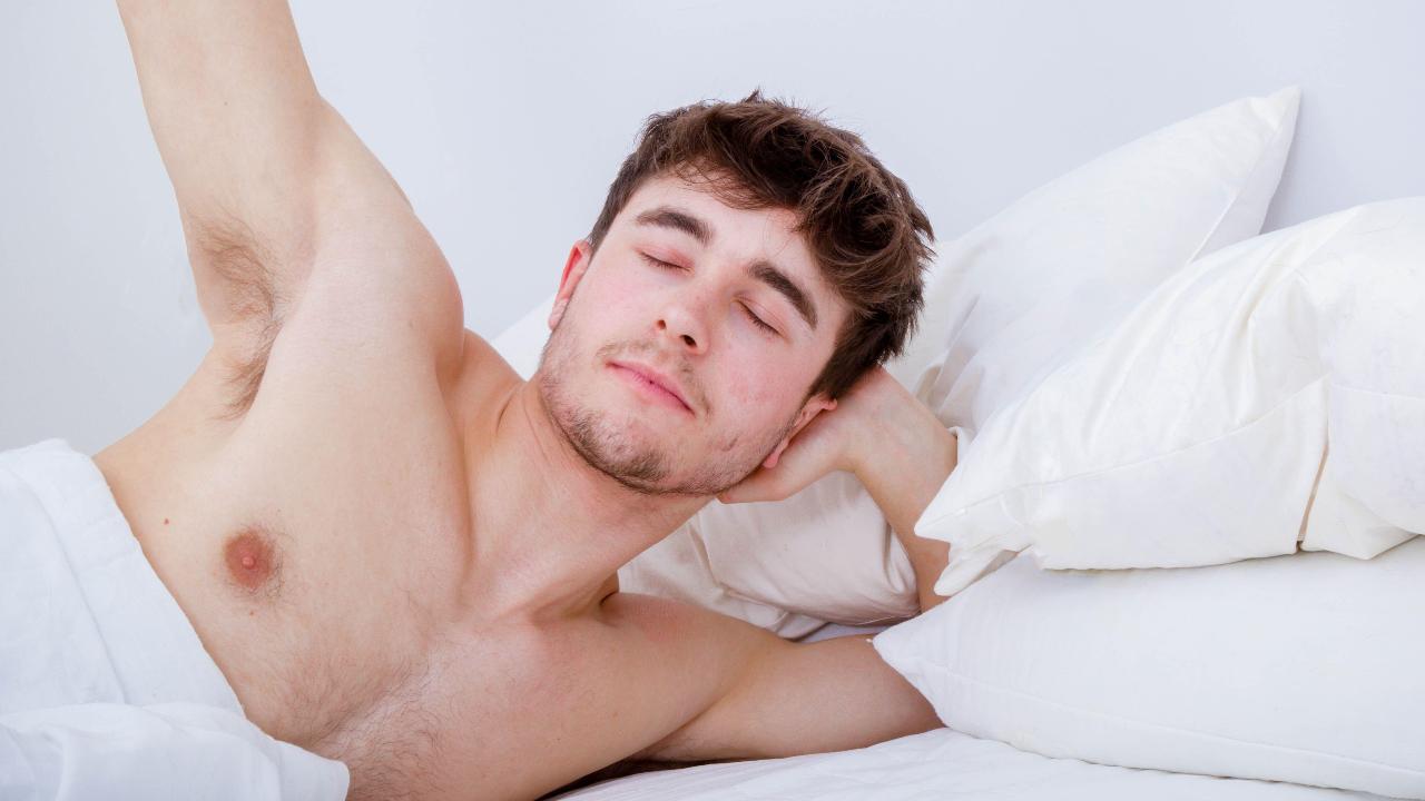Los beneficios que tiene para tu cuerpo dormir desnudo, según un estudio