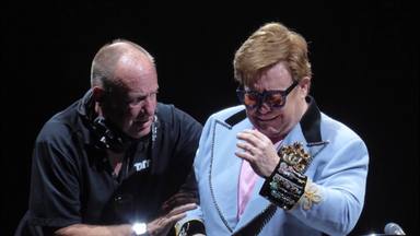 Elton John, sense veu, marxa de l’escenari entre llàgrimes