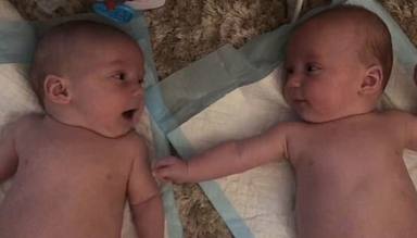 El vídeo viral de dos bebés gemelos que hablan entre balbuceos y se entienden con tan solo mirarse