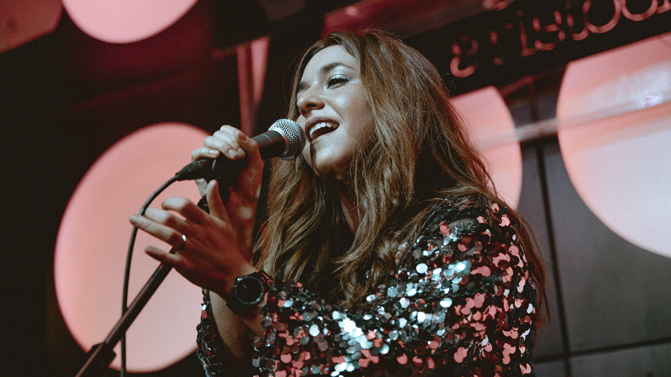 Marta Soto sobre su canción ‘Vuela’: “Habla de la libertad, la violencia de género y el empoderamiento”
