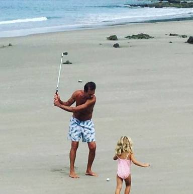 Alessandro Lequio jugando con su hija Ginevra en la playa