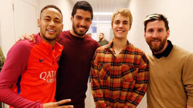 Justin Bieber junto a los jugadores del Barcelona