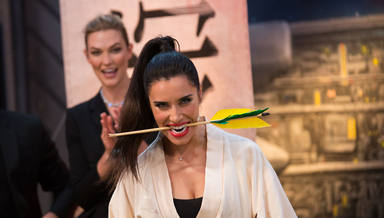 Pilar Rubio corta una flecha con una katana en 'El Hormiguero'