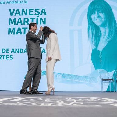 Vanesa Martín recibe la Medalla de Andalucía