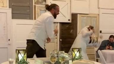 Le tira el pastel de boda a la cara y el vídeo se hace viral en cuestión de horas