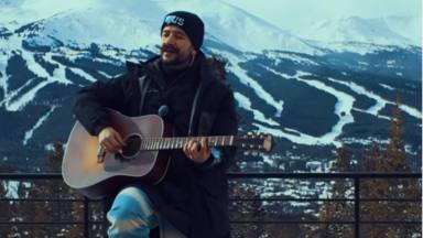 Camilo canta 'Salitre' en la nieve y emociona a Manuel Carrasco