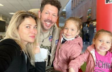 La felicidad suprema de Simeone: del romántico beso con Carla Pereyra al irrepetible momento con sus hijas