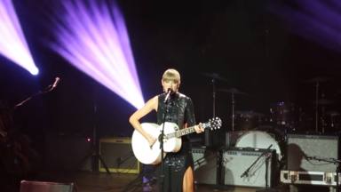 Taylor Swift recibe su galardón como 'Compositor de la Década', actúa en directo y desvela una nueva canción