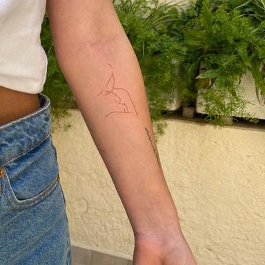Laura Escanes se tatua por su hija Roma