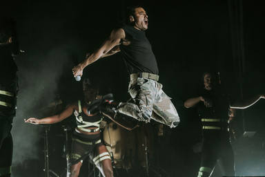 Carlos Rivera saltando sobre el escenario de Cabaret Festival en Úbeda