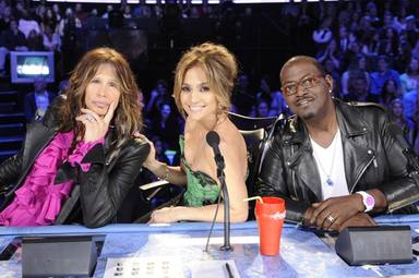 Jennifer Lopez como parte del jurado de American Idol, en el centro de la imagen