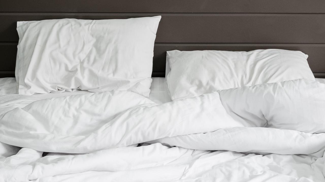 Cada cuánto tiempo hay que lavar la almohada, según los expertos