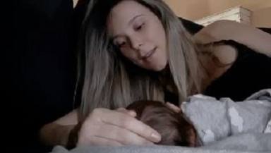 Lorena Gómez canta una nana a su bebé recién nacido para dormir la siesta juntos