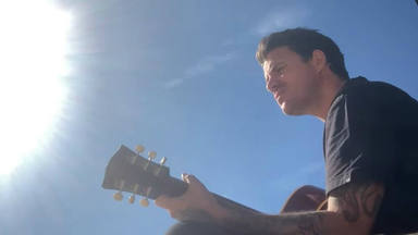 Dani Martín canta en acústico y con su guitarra "Julia" y "La Balanza"