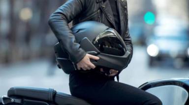 Circular en moto sin casco legalmente según la DGT es posible