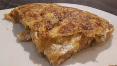 Receta tortilla de patatas con queso de cabra y cebolla caramelizada