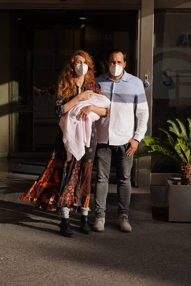 María Castro junto a su marido José Manuel Villalba tras dar a luz a su segunda hija