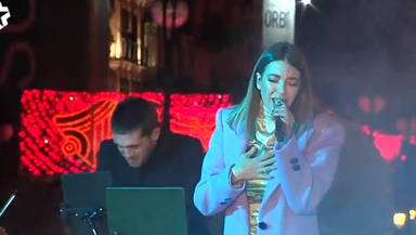 Ana Guerra canta durante el encendido de las luces de Navidad en Madrid