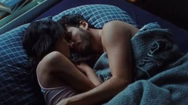 Aitana y Sebastián Yatra juntos en la cama en una imagen del videoclip 'Akureyri'