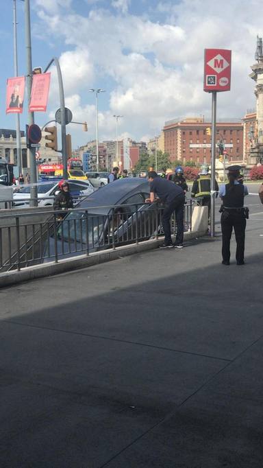 Una conductora encaixa el seu cotxe a una boca de metro de Barcelona