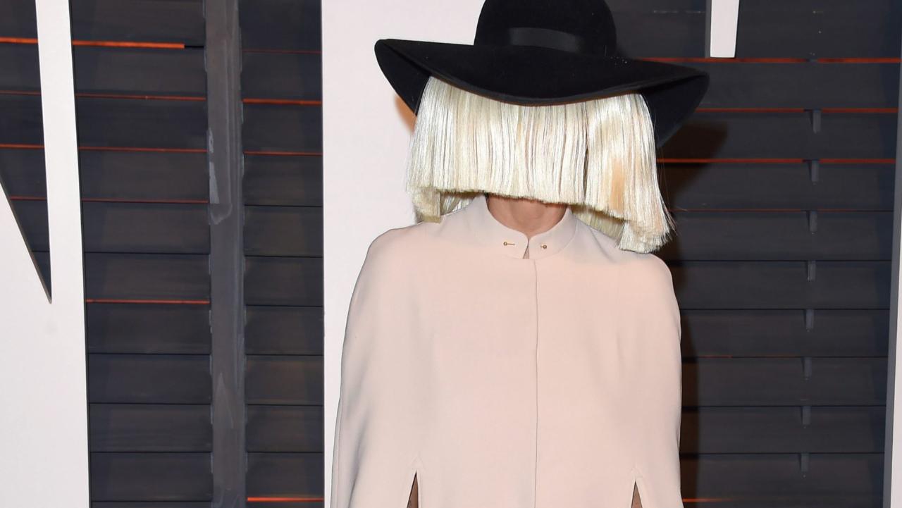 Sia habla, sin tapujos, de la cirugía estética a la que se ha sometido en la cara: la foto con el resultado