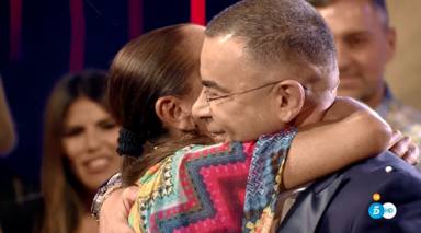 Isabel Pantoja y Jorge Javier Vázquez se abrazan en el plató de 'Supervivientes'