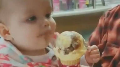 El vídeo de un bebé tomando helado por primera vez que te sacará una sonrisa