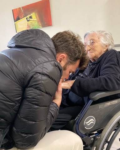 Fonsi Nieto despide a su abuela tras morir a los 102 años