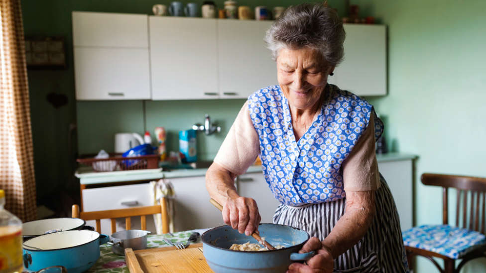 El vídeo viral que desmonta las estrategias de las abuelas para que comamos más