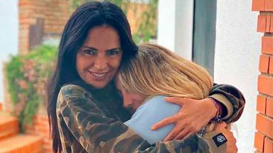 Olga Moreno abrazando a Rocío Flores en una imagen de sus redes sociales
