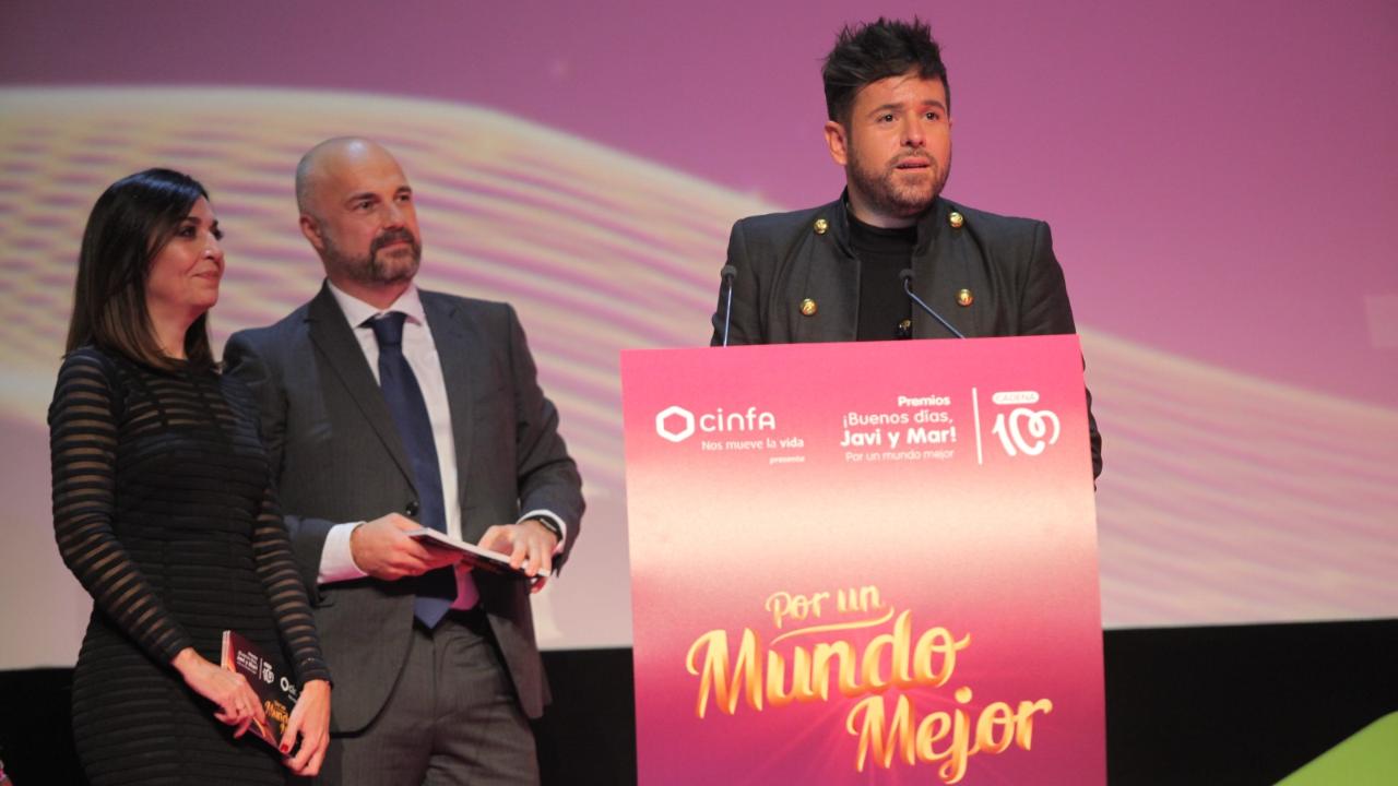 El homenaje de Pablo López a los héroes de los Premios '¡Buenos días, Javi y Mar!' Por un mundo mejor
