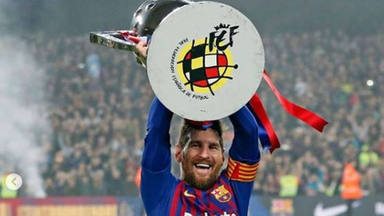 Messi con la copa de la Liga