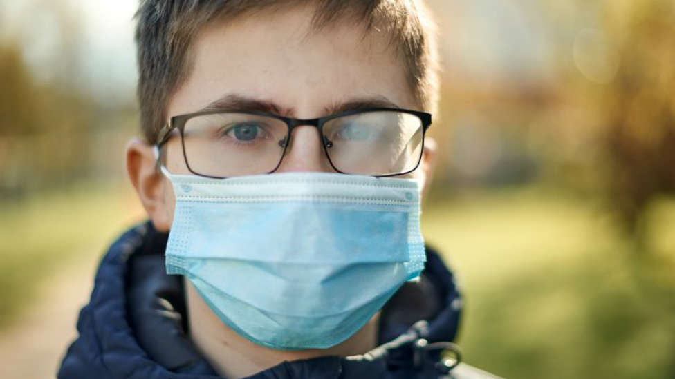 Gafas y mascarillas, una combinación más resistente para hacer frente al coronavirus