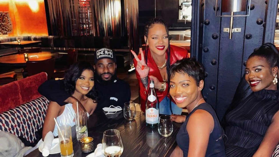 Rihanna sorprende a una fan en un restaurante... ¡y se une a la celebración de su cumpleaños!