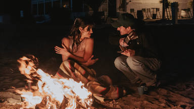 Andrés Koi en una imagen del videoclip de 'Todo lo que me mata' al lado de su pareja, Begoña Vargas